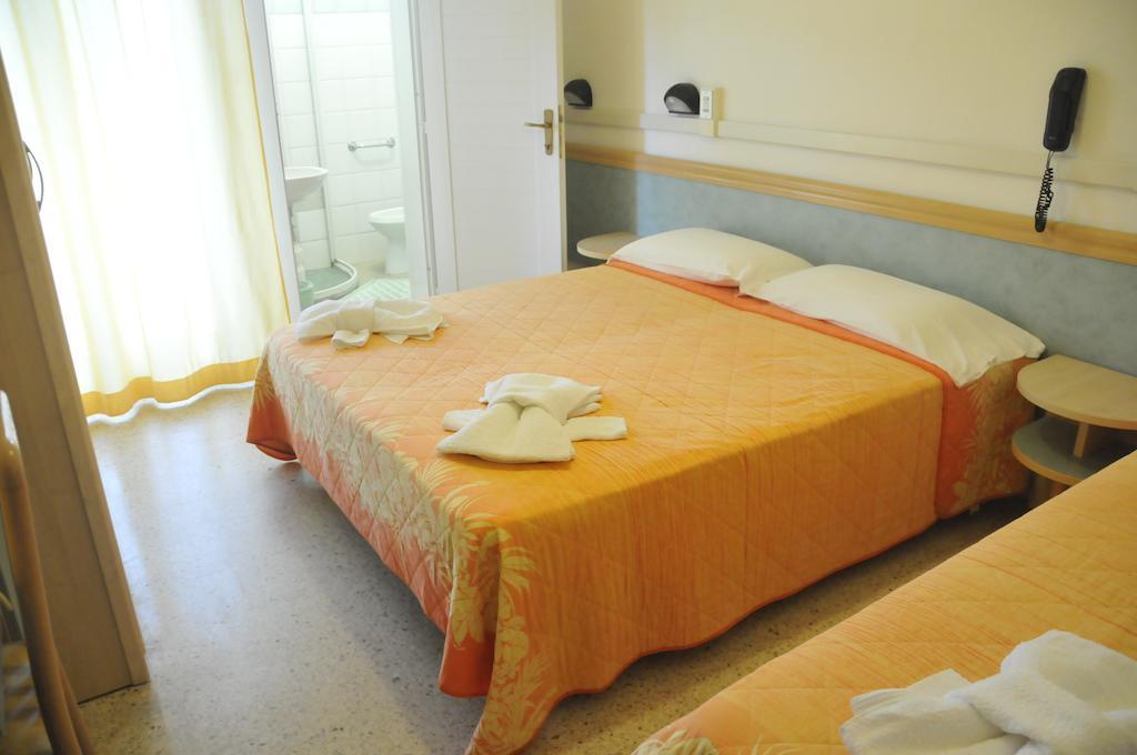 Hotel Lux Cesenatico Habitación foto