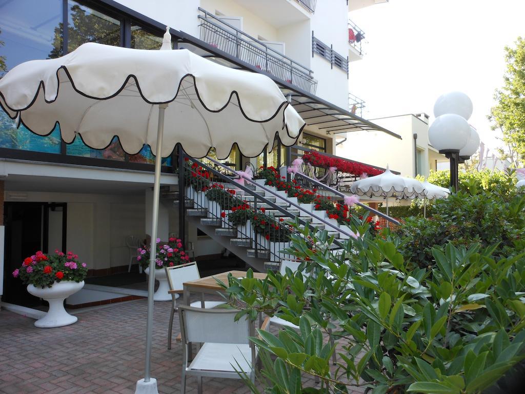 Hotel Lux Cesenatico Exterior foto