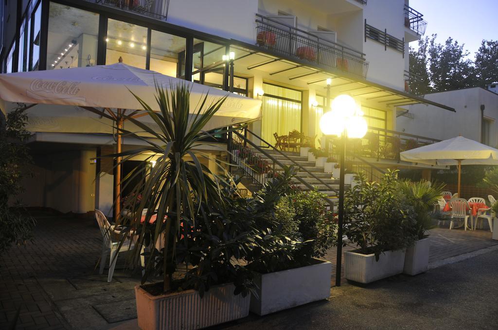 Hotel Lux Cesenatico Exterior foto