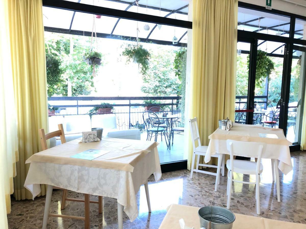 Hotel Lux Cesenatico Exterior foto