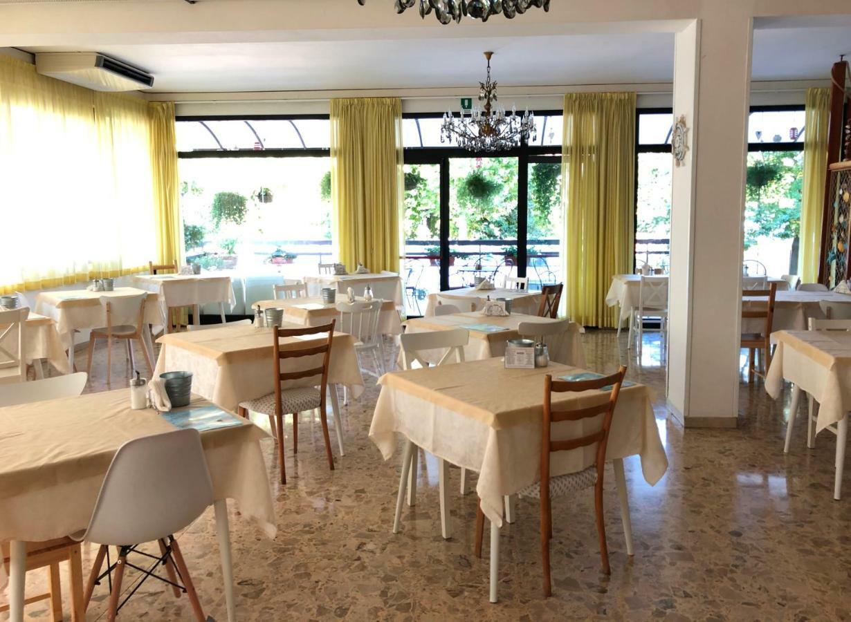 Hotel Lux Cesenatico Exterior foto