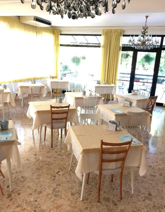 Hotel Lux Cesenatico Exterior foto